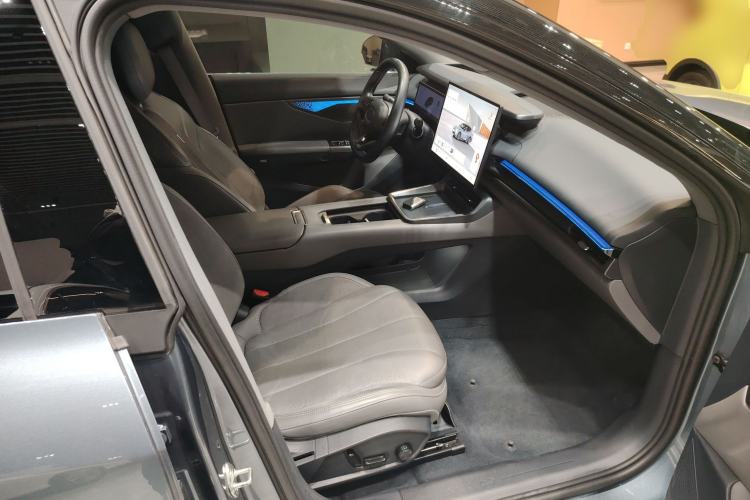 Used Lynk & Co 07 2024 EM-P 126 Long-Range Ultra Right Front Seat