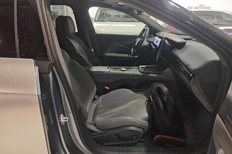 Used Lynk & Co 07 2024 EM-P 126 Long-Range Ultra Right Front Seat
