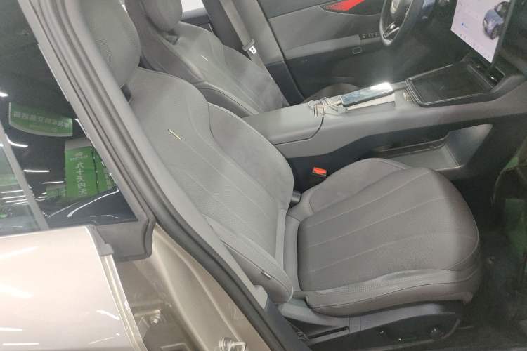 Used Lynk & Co 07 2024 EM-P 126 Long-Range Halo Right Front Seat