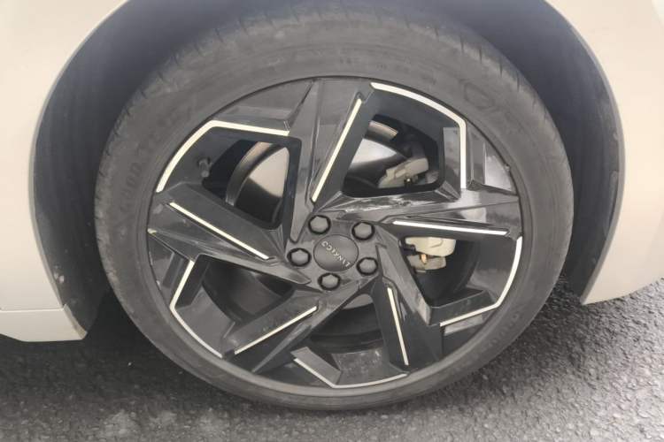 Used Lynk & Co 07 2024 EM-P 126 Long-Range Halo Right Front Wheel Hub