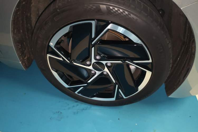 Used Lynk & Co 07 2024 EM-P 126 Long-Range Halo Right Front Wheel Hub