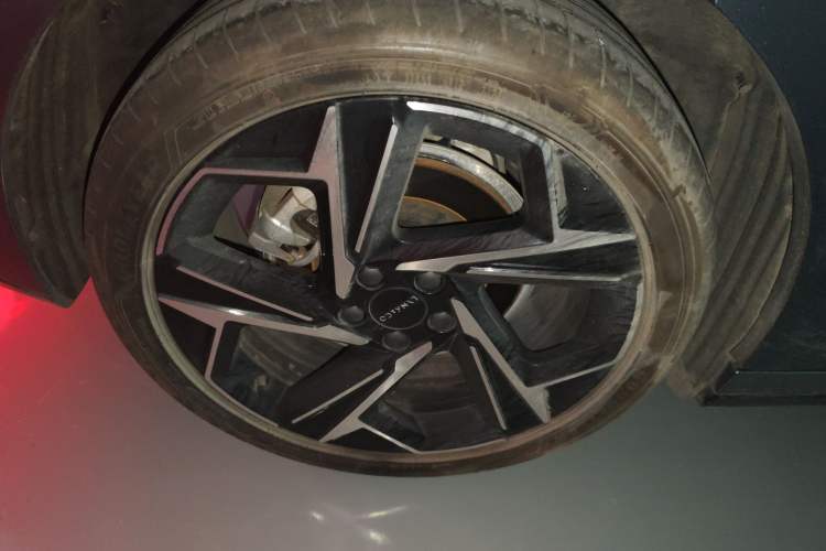 Used Lynk & Co 07 2024 EM-P 126 Long-Range Halo Right Rear Wheel Hub