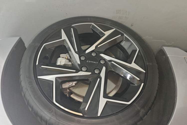 Used Lynk & Co 07 2024 EM-P 126 Long-Range Halo Right Rear Wheel Hub