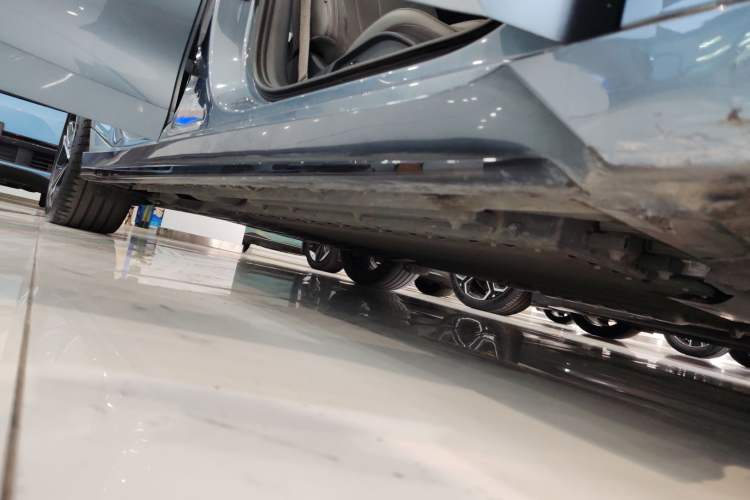 Used Lynk & Co 07 2024 EM-P 126 Long-Range Ultra Right Side Sill