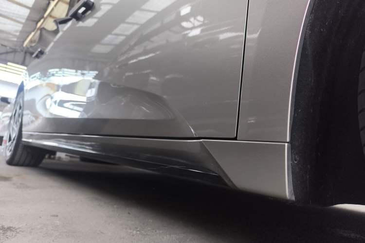 Used Lynk & Co 07 2024 EM-P 126 Long-Range Halo Right Side Sill
