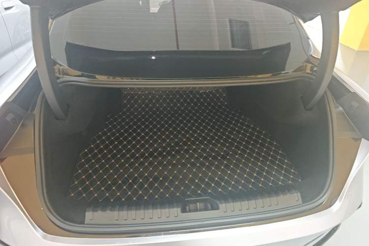 Used Lynk & Co 07 2024 EM-P 126 Long-Range Halo Trunk
