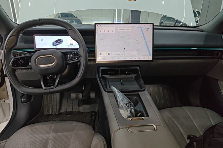 Used Lynk & Co 07 2024 EM-P 126 Long-Range Ultra Center Console