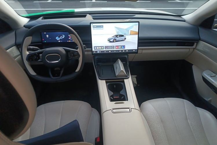Used Lynk & Co 07 2024 EM-P 126 Long-Range Ultra Center Console