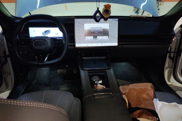 Used Lynk & Co 07 2024 EM-P 126 Long-Range Ultra Center Console