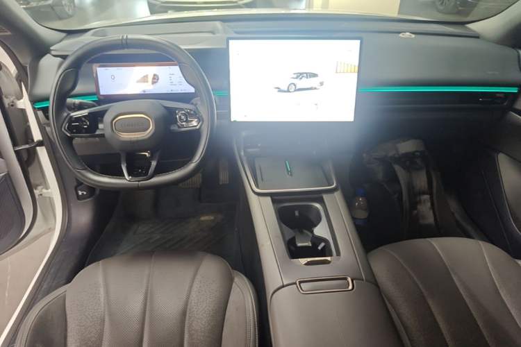 Used Lynk & Co 07 2024 EM-P 126 Long-Range Halo Center Console