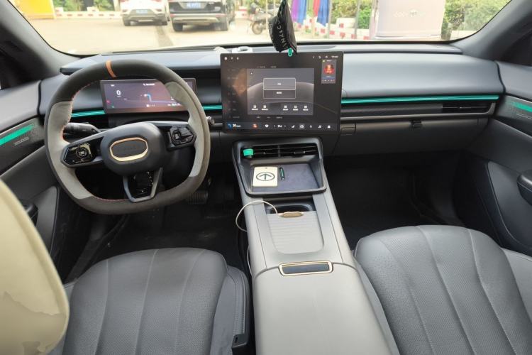 Used Lynk & Co 07 2024 EM-P 126 Long-Range Ultra Center Console