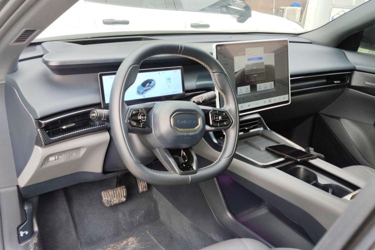 Used Lynk & Co 07 2024 EM-P 126 Long-Range Ultra Center Console