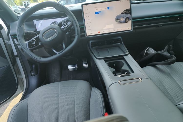 Used Lynk & Co 07 2024 EM-P 126 Long-Range Ultra Center Console