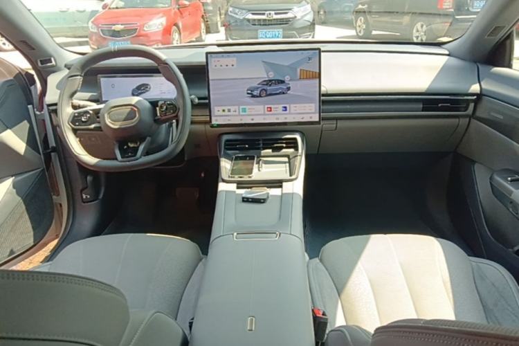 Used Lynk & Co 07 2024 EM-P 126 Long-Range Ultra Center Console