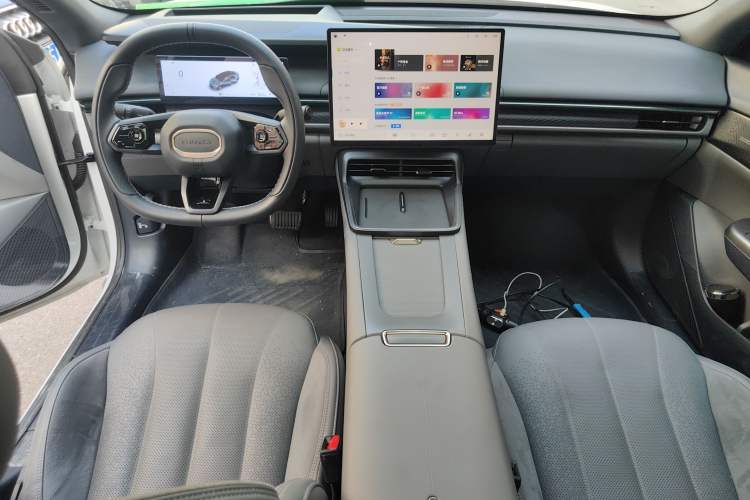 Used Lynk & Co 07 2024 EM-P 126 Long-Range Ultra Center Console