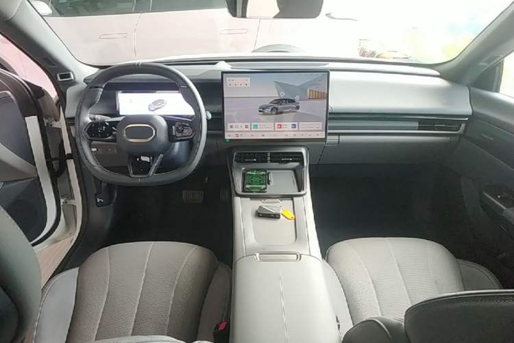 Used Lynk & Co 07 2024 EM-P 126 Long-Range Ultra Center Console