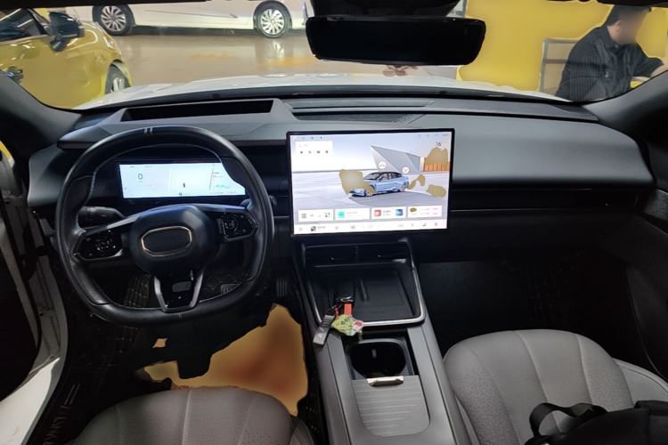 Used Lynk & Co 07 2024 EM-P 126 Long-Range Ultra Center Console