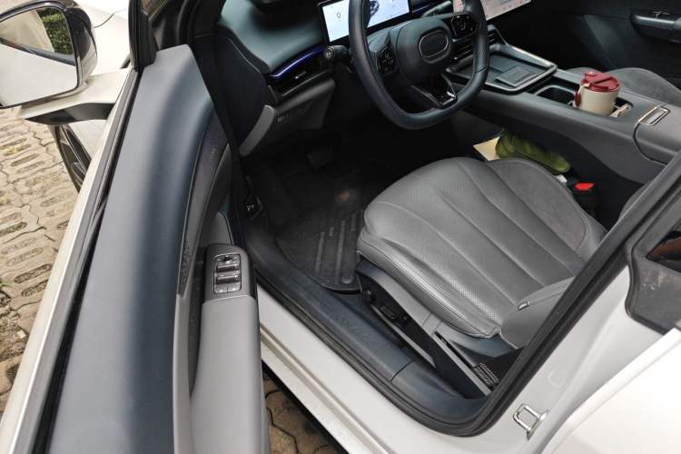 Used Lynk & Co 07 2024 EM-P 126 Long-Range Halo Driver Seat