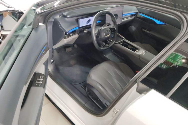 Used Lynk & Co 07 2024 EM-P 126 Long-Range Ultra Driver Seat