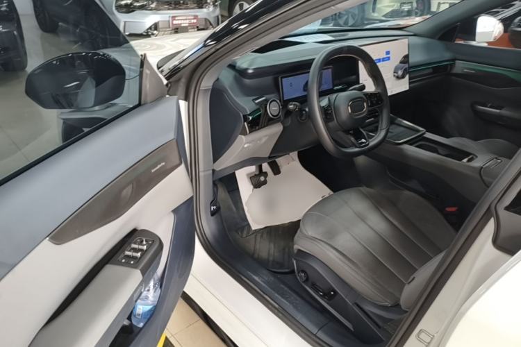 Used Lynk & Co 07 2024 EM-P 126 Long-Range Ultra Driver Seat