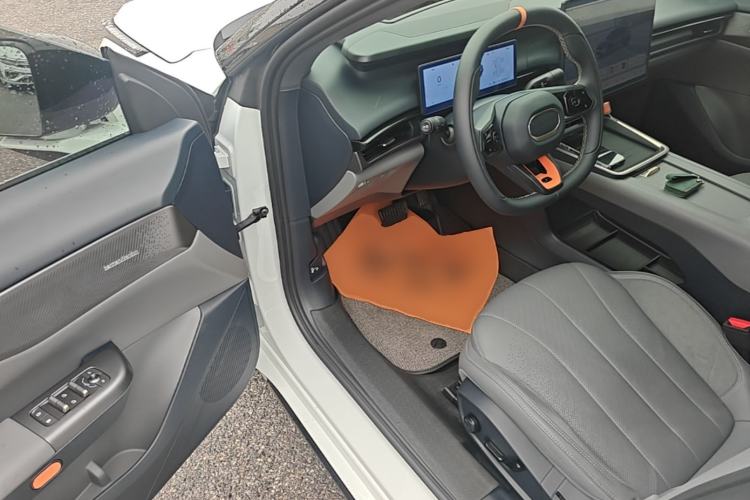 Used Lynk & Co 07 2024 EM-P 126 Long-Range Ultra Driver Seat