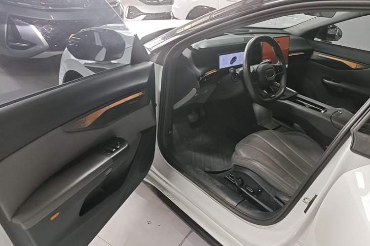 Used Lynk & Co 07 2024 EM-P 126 Long-Range Ultra Driver Seat