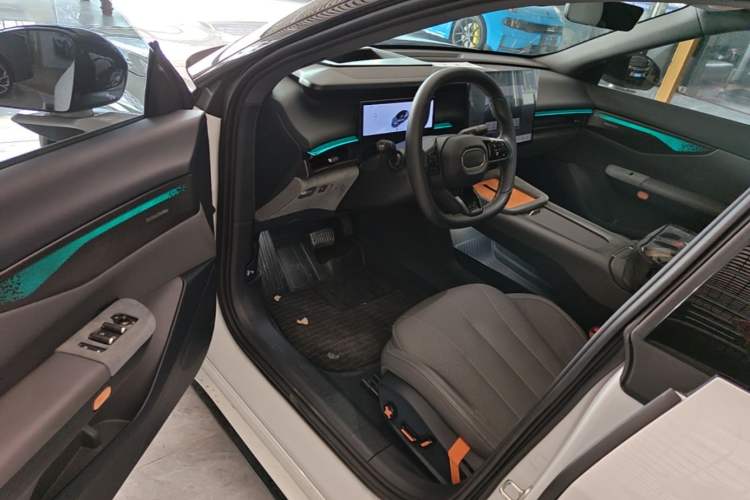 Used Lynk & Co 07 2024 EM-P 126 Long-Range Ultra Driver Seat