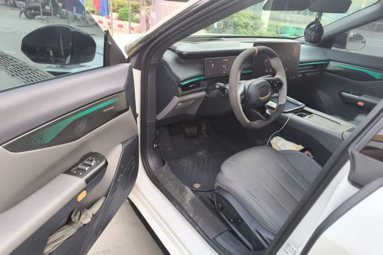 Used Lynk & Co 07 2024 EM-P 126 Long-Range Ultra Driver Seat