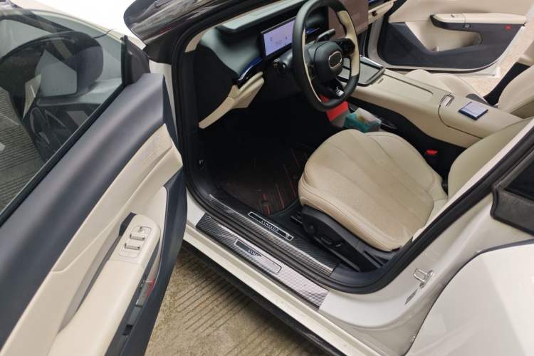Used Lynk & Co 07 2024 EM-P 126 Long-Range Ultra Driver Seat