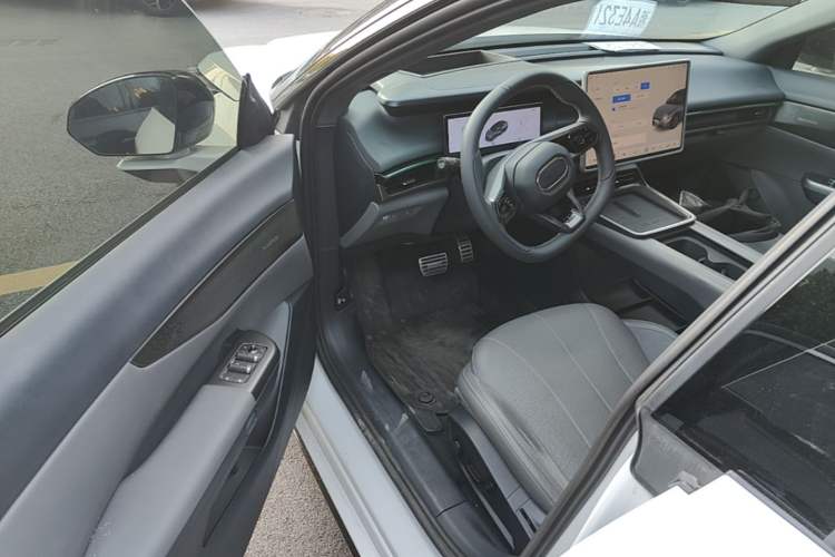 Used Lynk & Co 07 2024 EM-P 126 Long-Range Ultra Driver Seat