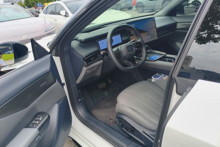 Used Lynk & Co 07 2024 EM-P 126 Long-Range Ultra Driver Seat