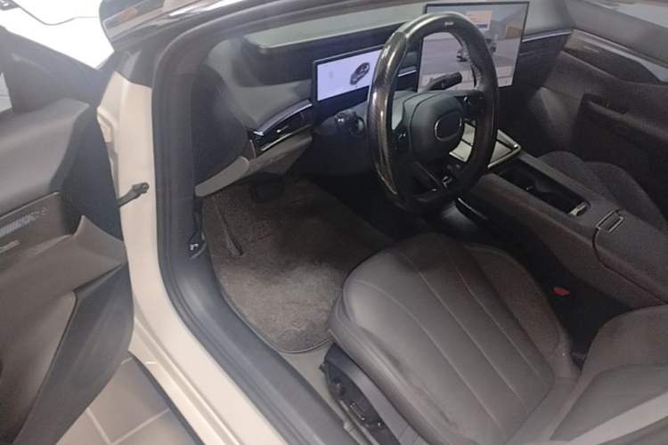 Used Lynk & Co 07 2024 EM-P 126 Long-Range Halo Driver Seat