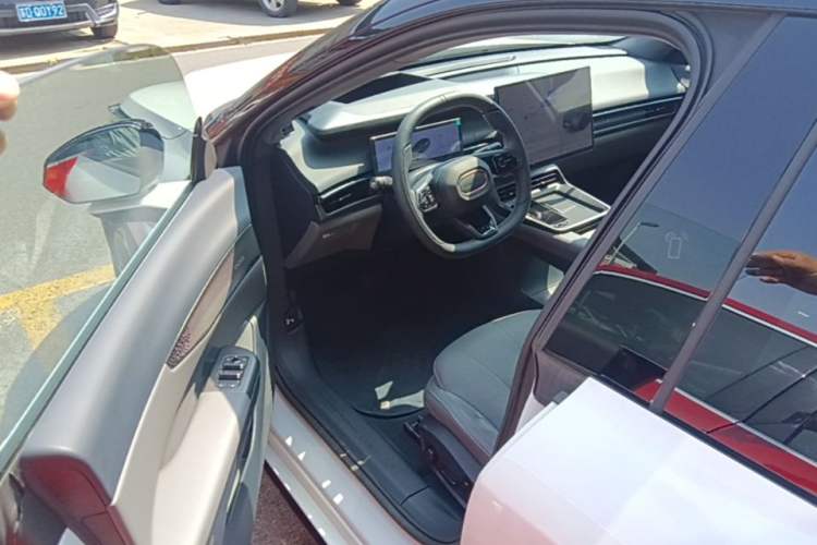 Used Lynk & Co 07 2024 EM-P 126 Long-Range Ultra Driver Seat