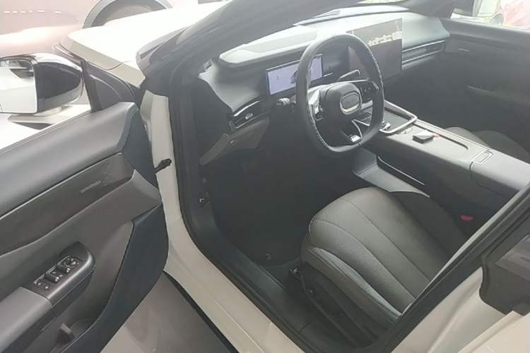 Used Lynk & Co 07 2024 EM-P 126 Long-Range Ultra Driver Seat