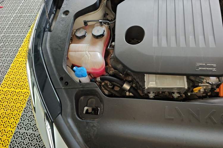 Used Lynk & Co 07 2024 EM-P 126 Long-Range Ultra Engine Bay Right