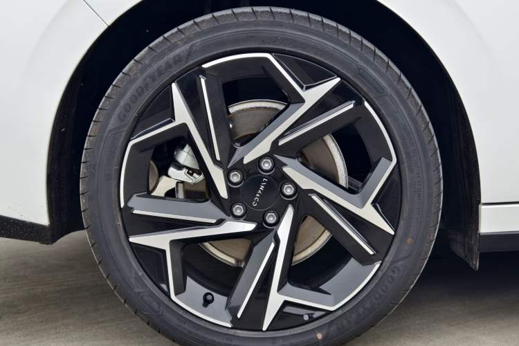 Used Lynk & Co 07 2024 EM-P 126 Long-Range Ultra Exterior 11