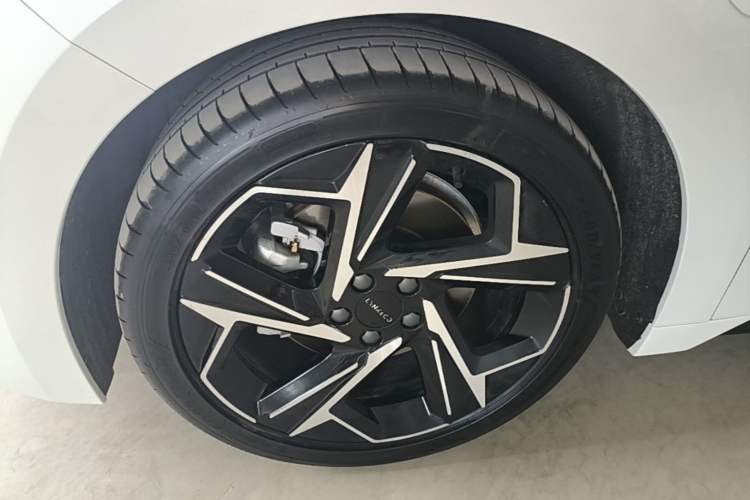 Used Lynk & Co 07 2024 EM-P 126 Long-Range Halo Exterior 4