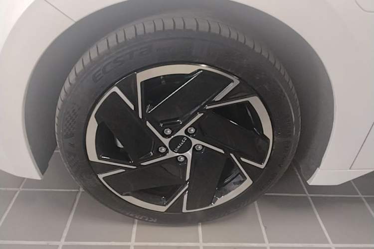 Used Lynk & Co 07 2024 EM-P 126 Long-Range Halo Exterior 4
