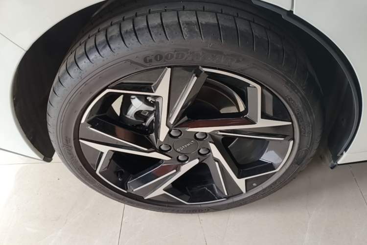 Used Lynk & Co 07 2024 EM-P 126 Long-Range Ultra Exterior 5