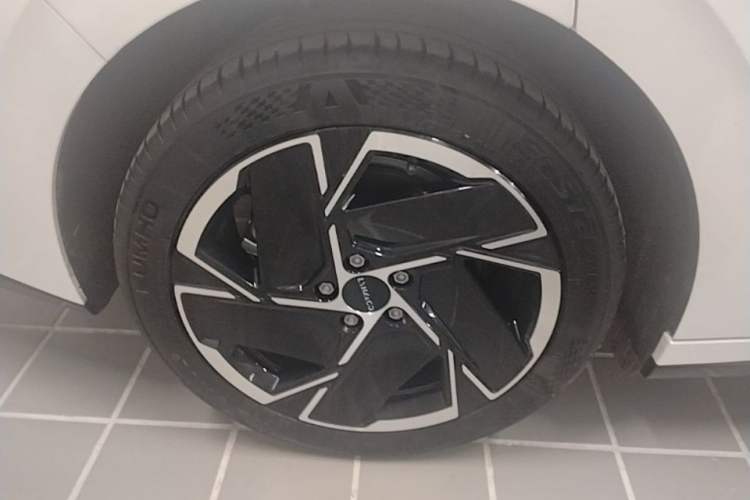 Used Lynk & Co 07 2024 EM-P 126 Long-Range Halo Exterior 5