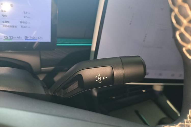 Used Lynk & Co 07 2024 EM-P 126 Long-Range Halo Gear Lever