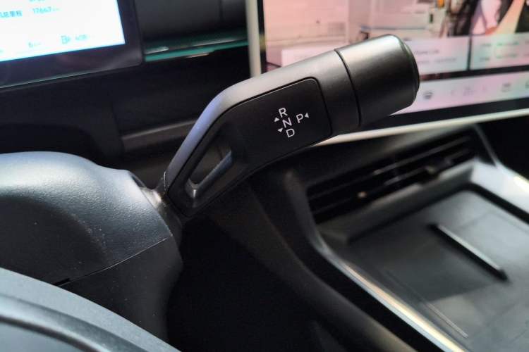Used Lynk & Co 07 2024 EM-P 126 Long-Range Halo Gear Lever