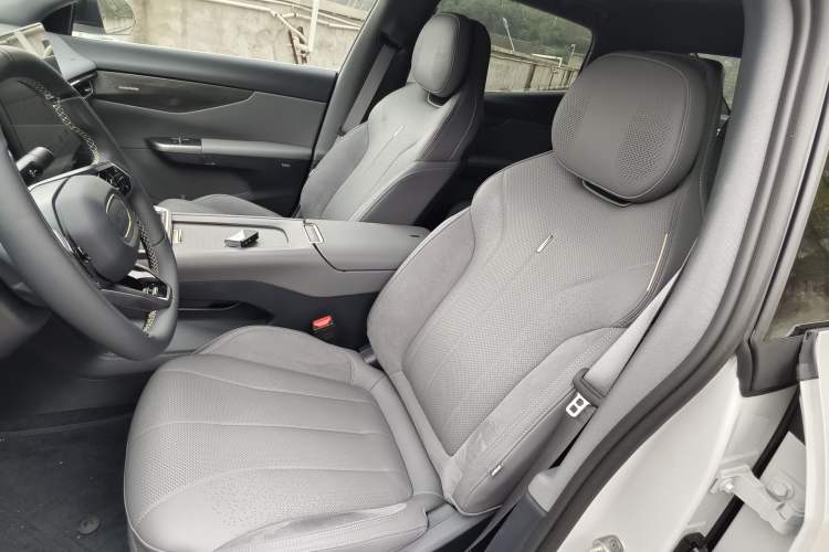 Used Lynk & Co 07 2024 EM-P 126 Long-Range Ultra Interior 1