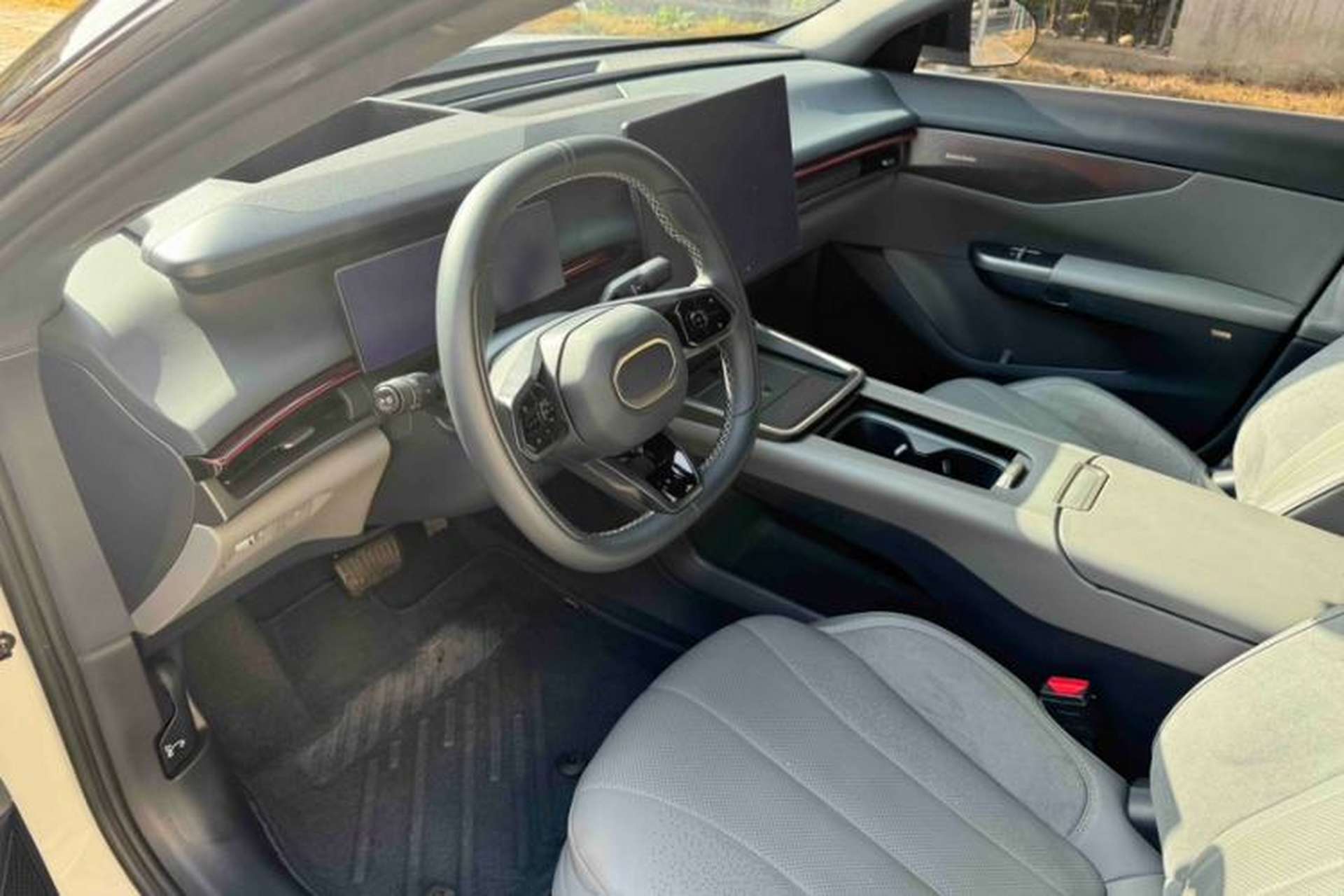Used Lynk & Co 07 2024 EM-P 126 Long-Range Ultra Interior 1
