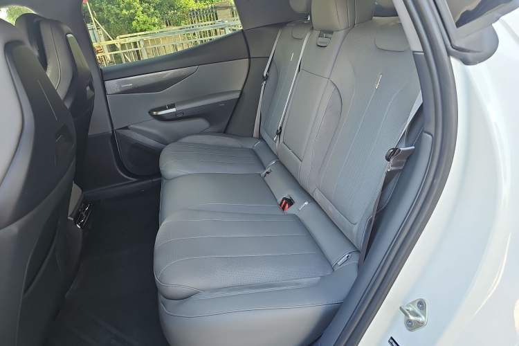 Used Lynk & Co 07 2024 EM-P 126 Long-Range Ultra Interior 1