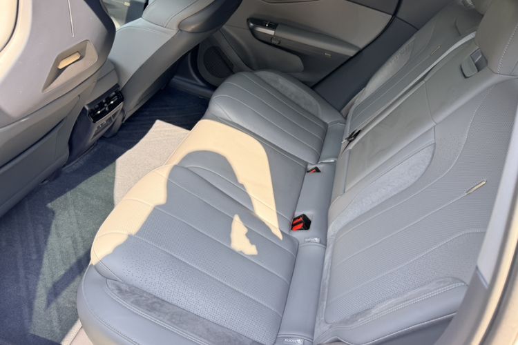 Used Lynk & Co 07 2024 EM-P 126 Long-Range Ultra Interior 1