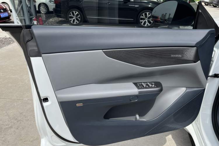 Used Lynk & Co 07 2024 EM-P 126 Long-Range Ultra Interior 10