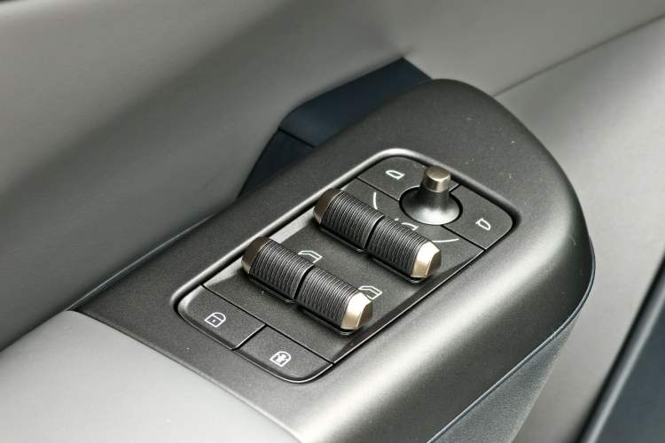 Used Lynk & Co 07 2024 EM-P 126 Long-Range Ultra Interior 11