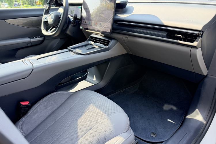 Used Lynk & Co 07 2024 EM-P 126 Long-Range Ultra Interior 11
