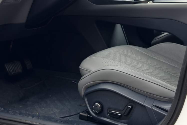 Used Lynk & Co 07 2024 EM-P 126 Long-Range Ultra Interior 12